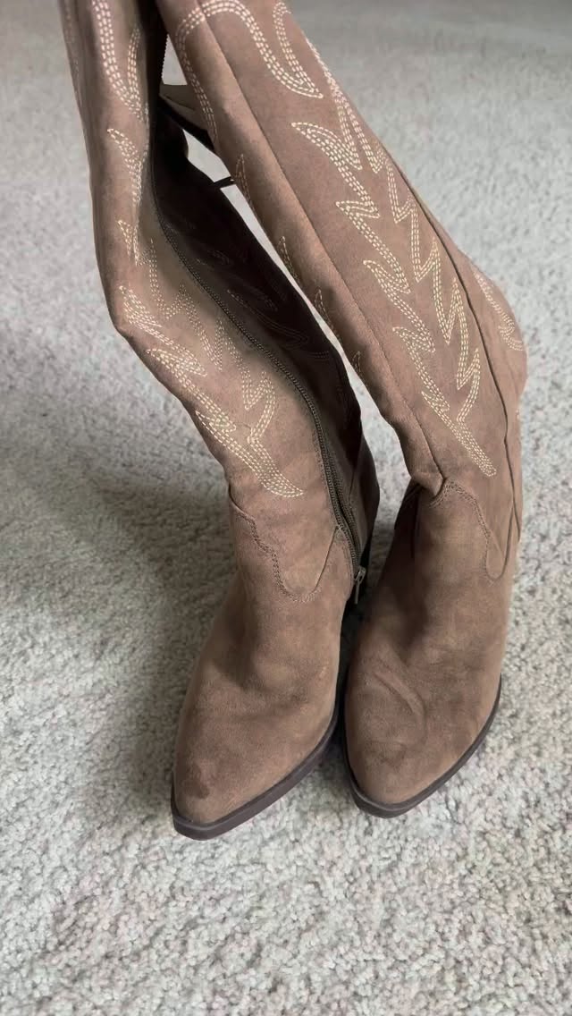 Matching my jewelry to my shoes- boots 👢 edition. It is fall 🍁 🍂 
.
Love the neutral vibes today! Don’t worry, just because it’s fall doesn’t mean we can’t do color! Keep following @alilinx_official to see more! 
.
#jewelry @jbloomdesigns #nj #mobilevendor