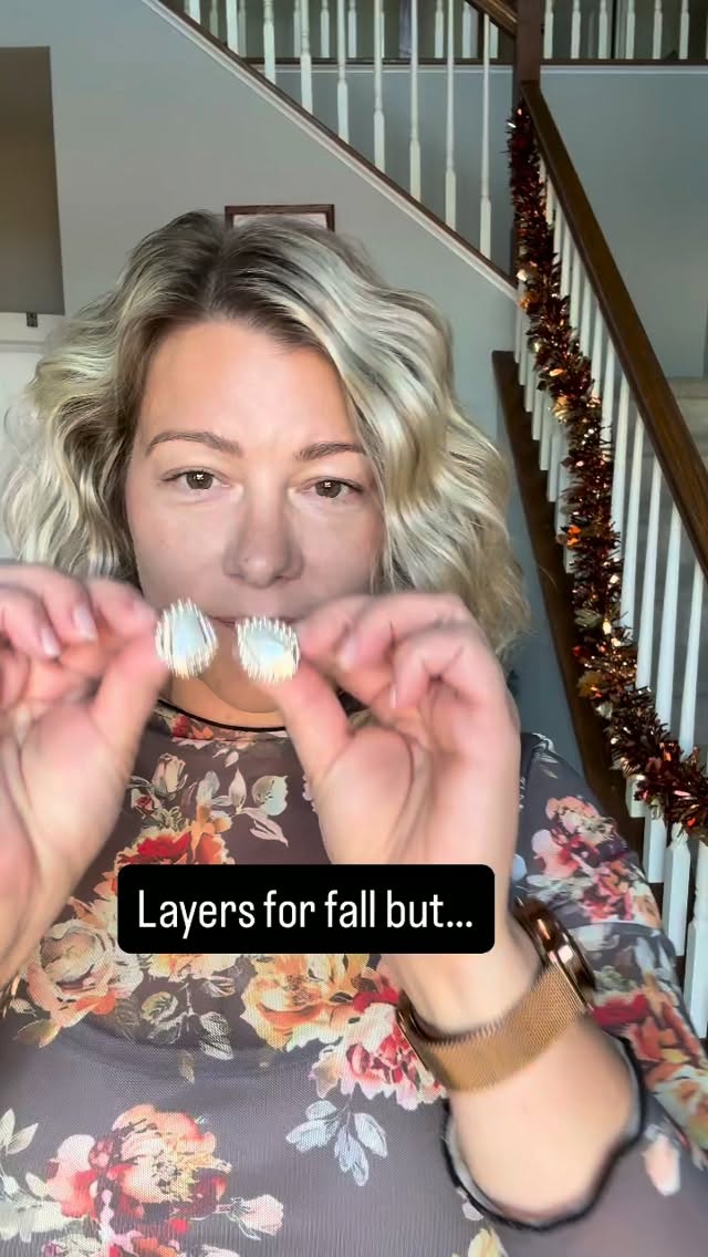 I love a chunky moment….& I don’t mean weight lol. A bold necklace is a must this fall! Comment CHUNKY & grab these pieces today 🩵 
.
#chunky #layered #jewelry